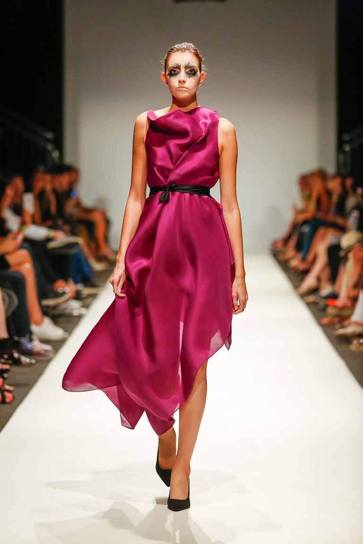 Der US-amerikanische Modedesigner Kithe Brewster war zuvor als Star-Stylist tätig und zeigte in Wien seine neuen Entwürfe unter dem Namen "Brids Two".