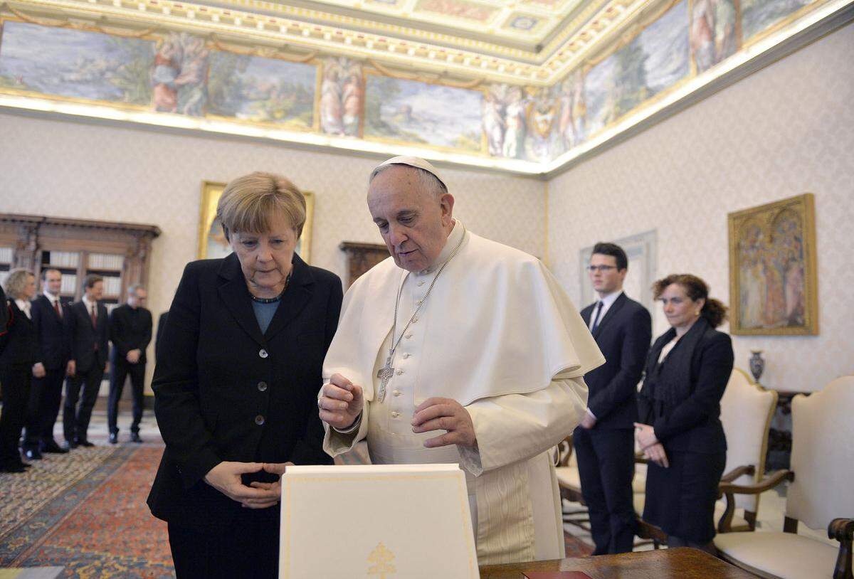 Es entspricht dem Protokoll bei Privataudienzen, in Schwarz zu kommen, ein Schleier ist aber nicht vorgeschrieben. So wählte die deutsche Bundeskanzlerin Angela Merkel bei ihrem Besuch bei Franziskus einen schwarzen Hosenanzug ohne Schleier.