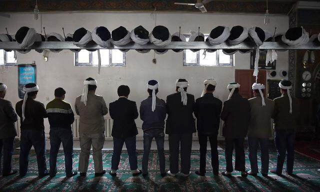 Uigurische Muslime beim Gebet. Der Staat China betrachtet die muslimische Minderheit als Staatsfeinde.