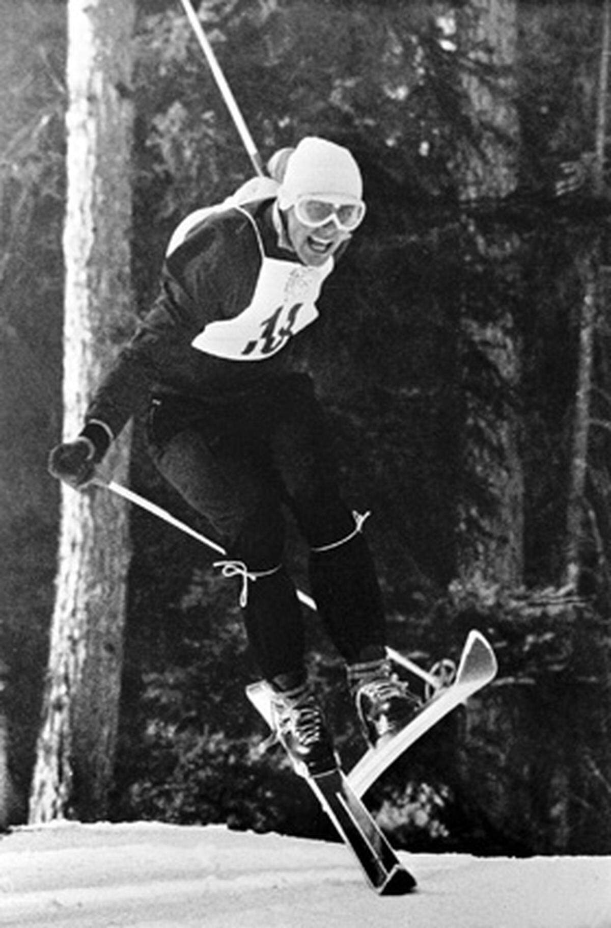 Zwei Jahre zuvor war Skilegende Toni Sailer (Bild) sogar noch "gieriger" gewesen: Bei den Olympischen Spielen in Cortina, die auch als WM zählten, gewann alle vier Bewerbe (Abfahrt, Slalom, Riesenslalom und Kombination). Für die ÖSV-Damen gab es auch 1956 schon kein Gold. Im Medaillenspiegel standen zehn rot-weiß-rote Medaillen zu Buche (4/3/3).