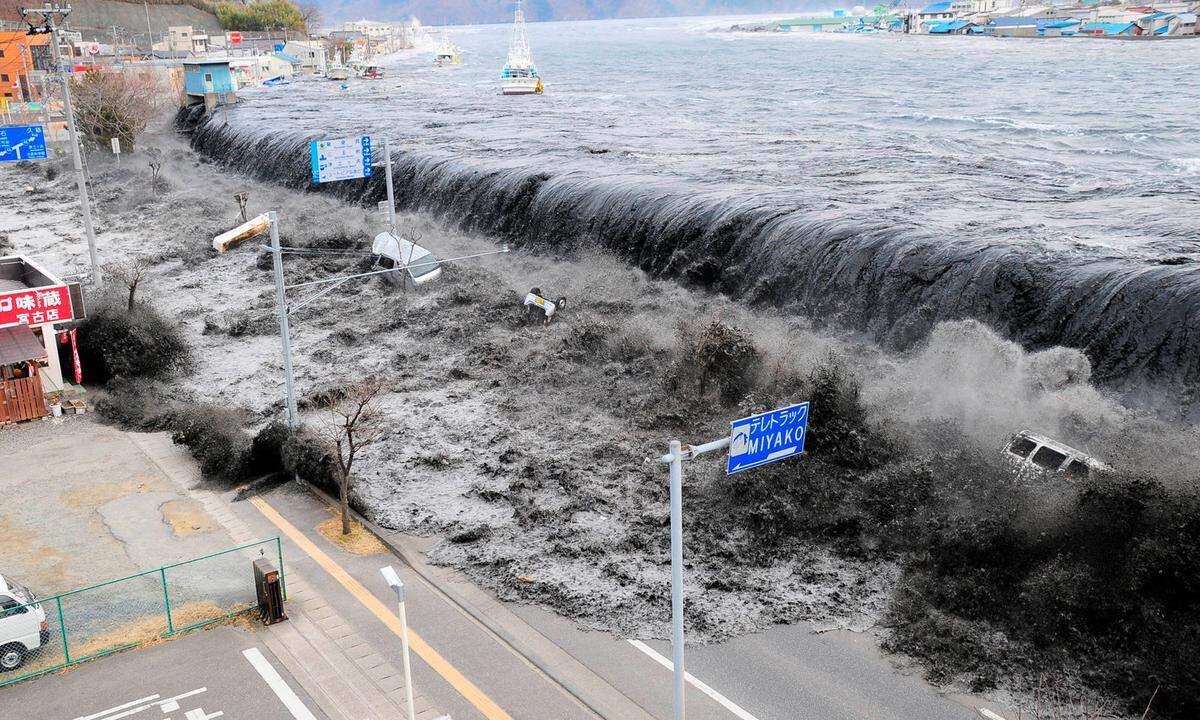 11. März 2011. Die Erdbeben- und Tsunami-Katastrophe in der japanischen Präfektur Fukushima prägte das Jahrzehnt in vielerlei Hinsicht. Hier ein Bild der Flutwelle in Miyako. Mehr als 20.000 Menschen kamen bei den Katastrophen ums Leben.