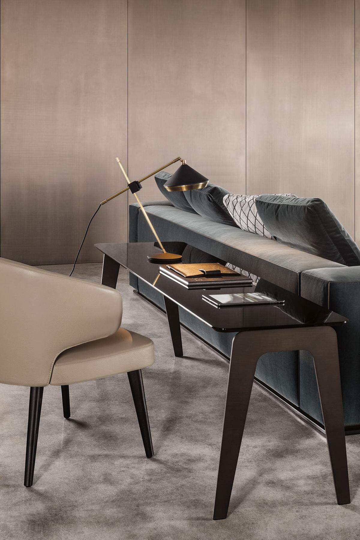 „Kirk Konsole“ von Minotti glänzt mit bronzefarbenen Beinen, einer Tischplatte in Schlamm, Sand, schwarzer Glaspaste oder Marmor. www.minotti.com 