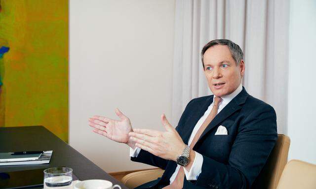 Robert Löw, Vorstandsvorsitzender LLB Österreich, stellt unter anderem neue nachhaltige Anlageperlen vor. 