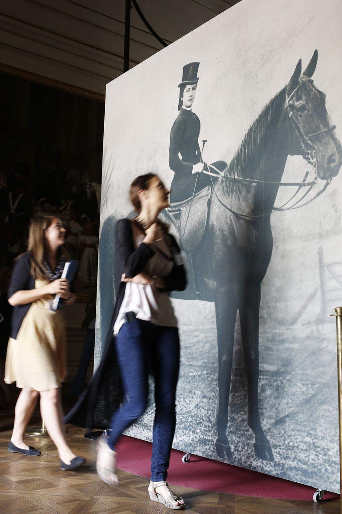 Die österreichische Kaiserin Elisabeth galt nicht nur als eine der schönsten Frauen ihrer Zeit, sondern auch als eine der besten Reiterinnen: Die Sonderausstellung "Elisabeth - Eine Kaiserin hoch zu Ross" in den Kaiserappartements der Wiener Hofburg widmet sich ab morgen, Freitag, der sportlichen Karriere der Monarchin. Dabei werden zahlreiche, teils selten ausgestellte Objekte gezeigt.