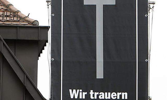 Ein Fahne mit der Aufschrift Wir trauern haengt am Donnerstag, 19. Maerz 2009, in Winnenden. Am Sam