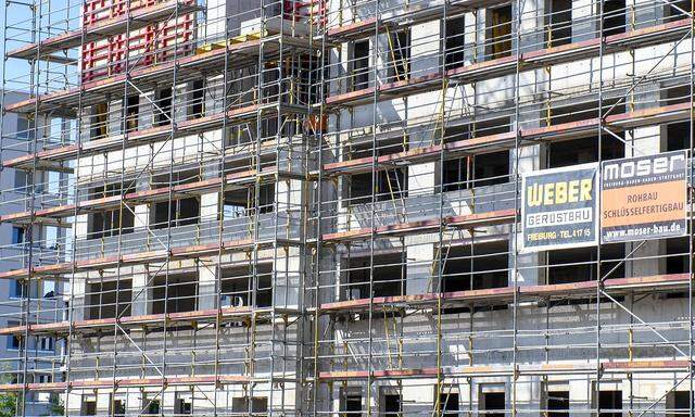 Neue Eigentums und Sozialwohnungen im Bau in Freiburg In Deutschland fehlen hunderttausende bezahl