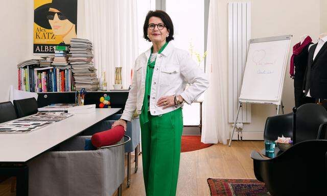 Farb- und Stilberaterin Claudia Schober in ihrem Gassenlokal im Herzen Wiens. 