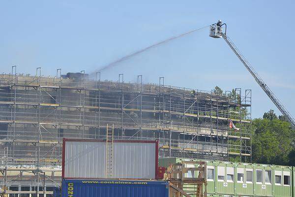 Um 16.47 Uhr wurde den Einsatzkräften der Brand gemeldet. Die Feuerwehr war im Großeinsatz und stand mit etwa 70 Mann im Dienst.