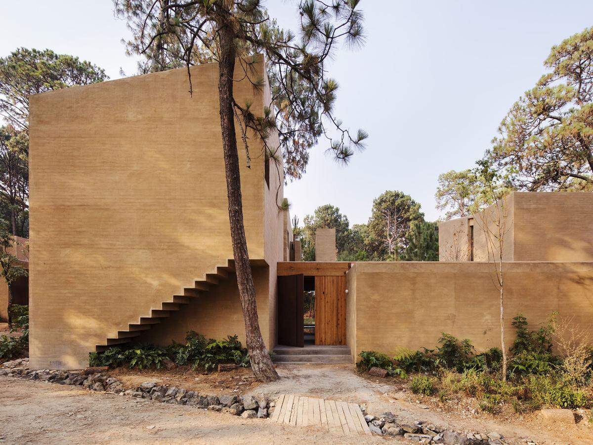 Valle de Bravo, ein Waldgebiet in Mexiko. Das Projekt heißt "Entre Pinos", "zwischen Pinien". Die Architekten von "Taller Héctor Barroso" planten dafür Materialien aus der Gegend ein: Ziegel, Holz, Lehm und Erde. Die Gebäude sollten sich in die Topografie der Umgebung einfügen.     