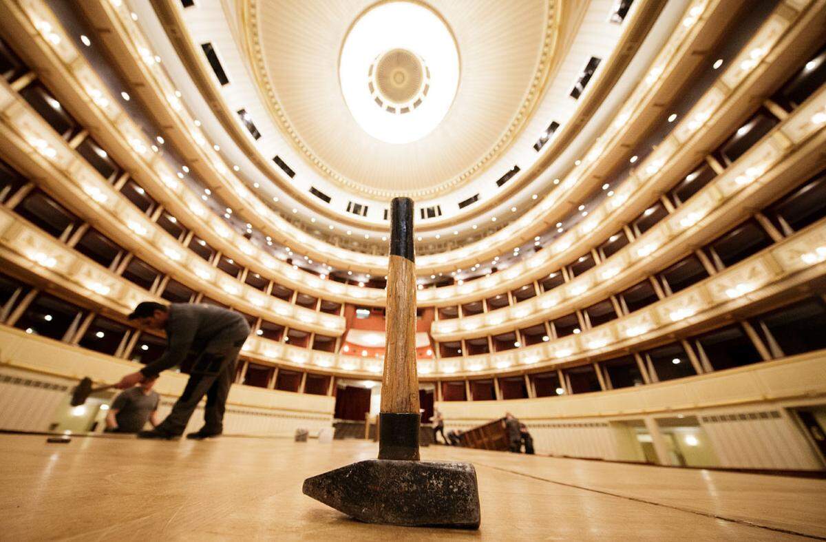 In der Wiener Staatsoper wird wieder gehämmert, geschraubt und gebohrt: Bis Mittwochabend haben die rund 500 Arbeiter Zeit, das Haus für den Opernball am 23. Februar in den schönsten Ballsaal der Welt zu verwandeln.