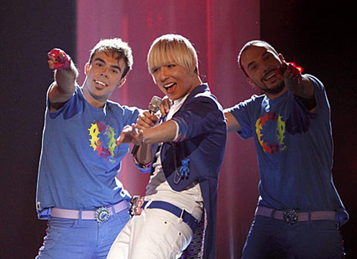 Der wohl schrägste Auftritt und erinnerungswürdigste Haarschnitt des Abends: Milan Stanković , der androgyne Sänger mit Prinz-Eisenherz-Frisur und tieferStimme, lieferte reinsten Balkan-Pop. Sein Song hieß demensprechend auch "Ovo Je Balkan". 82 Punkte.