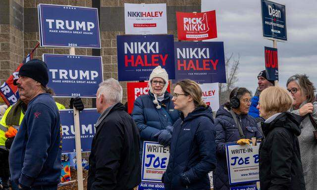 Eine Menschenschlange vor einer der vielen Wahlkabinen bei der Vorwahl in New Hampshire.