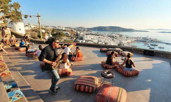 Cocktails, hippe Musik und dazu den ultimativen Ausblick auf Mykonos: Die 180°-Sunset-Bar gilt als der Platz in Mykonos-Town für den Sonnenuntergang. Die Lounge-Bar ist von der Umfahrungsstraße oberhalb des alten Hafens zu erreichen, in wenigen Minuten per Auto oder, zwar ansteigend, doch auch gut zu Fuß. Geöffnet von 18 bis 23 Uhr. >> Mykonos: Dramaturgie einer Wandlung