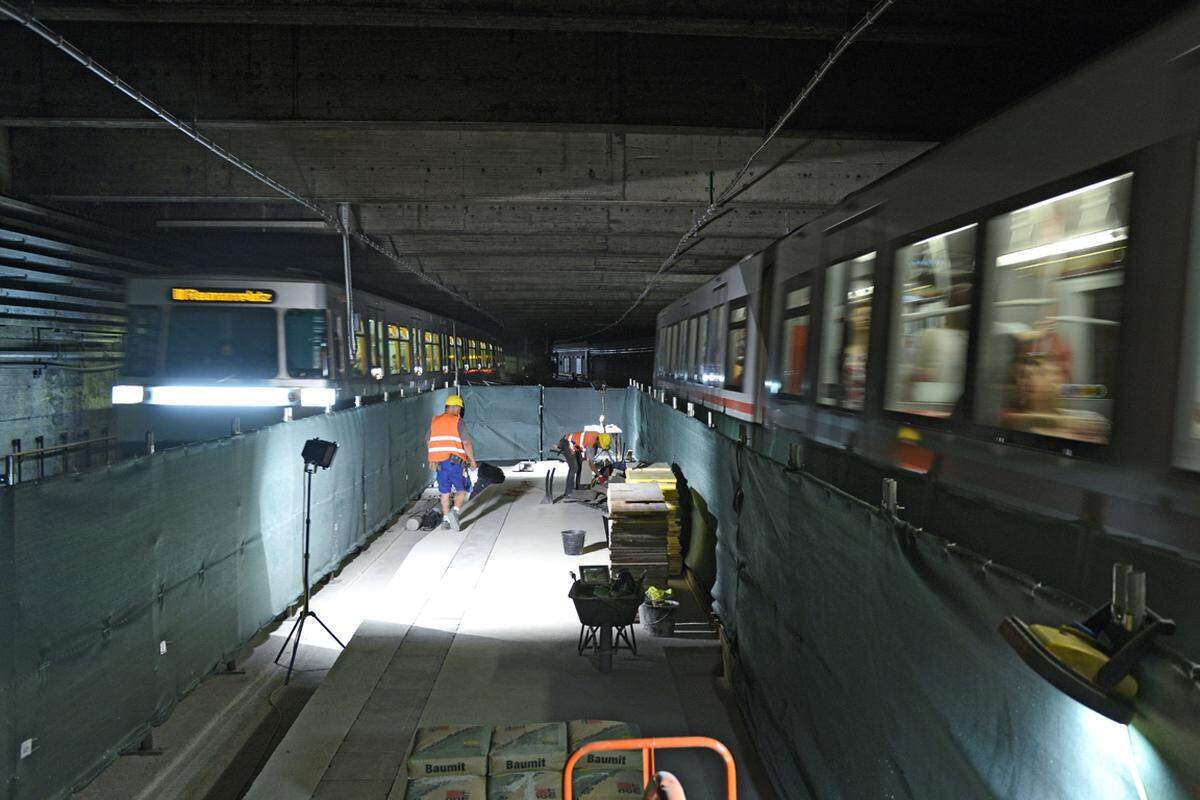 Nach 34 Jahren in Betrieb wurde die U1 von 7. Juli bis 26 August 2012 zwischen Reumannplatz und Schwedenplatz gesperrt - eine Premiere für die U1. Das Gleisbett wurde erneuert, mit neuen Weichen ausgestattet und somit für die Verlängerung fit gemacht.