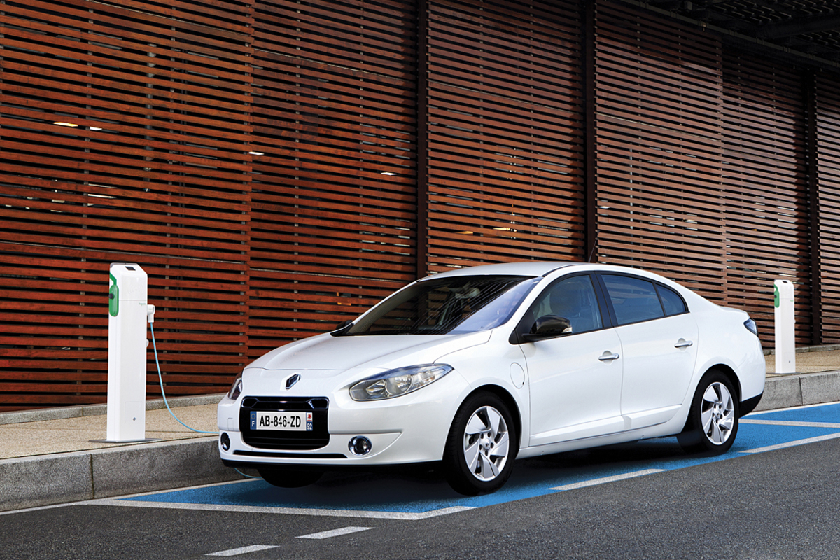 Renault startet bereits im Jänner seine Offensive bei den Elektroautos. Der Fluence Z.E. ist die erste in Großsserie hergestellte Stufenhecklimousine mit reinem E-Antrieb. Der Kaufpreis beträgt 25.950 Euro, die Batteriemiete kommt auf mindestens 82 Euro monatlich.