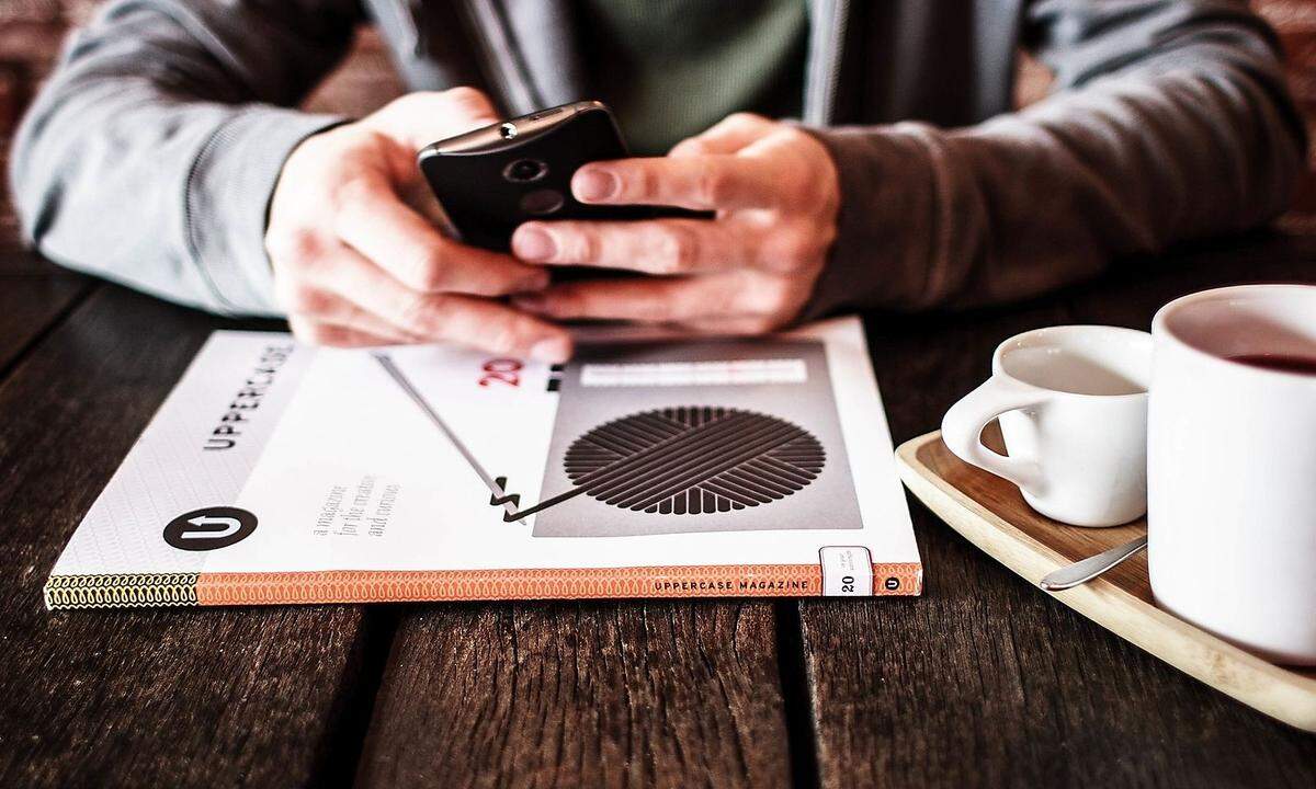 Café statt Arbeitszimmer. Wenn's mal wieder gar nicht läuft, wechseln Sie den Schreibplatz. Manchmal genügt schon der Küchentisch. Oder der Park. Nicht immer ist der stillste Ort der beste. Deswegen arbeiten so viele im Café.