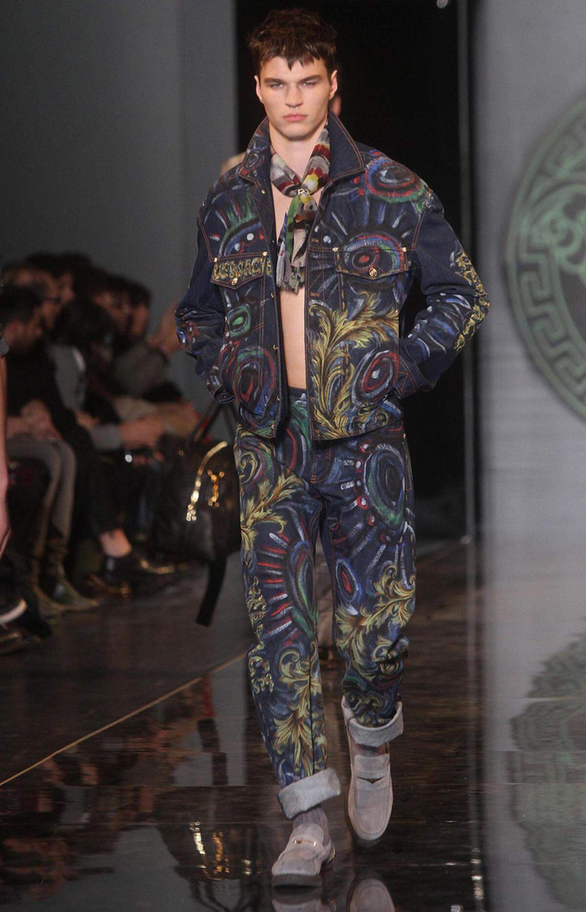 Für alle, die sich mit dem Transparent-Trend nicht anfreunden können, hat Donatella Versace auch diverse Muster-Kombinationen entworfen.