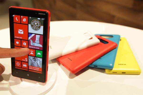 Das Lumia 820 kommt mit austauschbaren Covers. Preise und Erscheinungsdatum sind auch hier noch unbekannt.