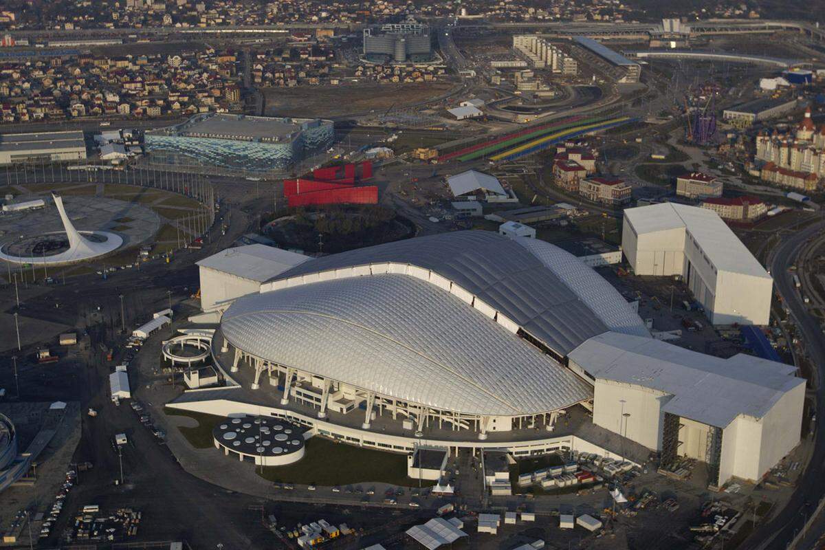 Die offizielle Eröffnungs- und Schlusszeremonie wird im "Fisht Olympic Stadium" abgehalten. Benannt wurde das Oval nach dem 2857 m hohen Berg in Adygeja.63 Millionen Dollar kostete das Stadion, das 40.000 Zuschauern Platz bietet und in dem auch Spiele der Fußball-WM 2018 ausgetragen werden.