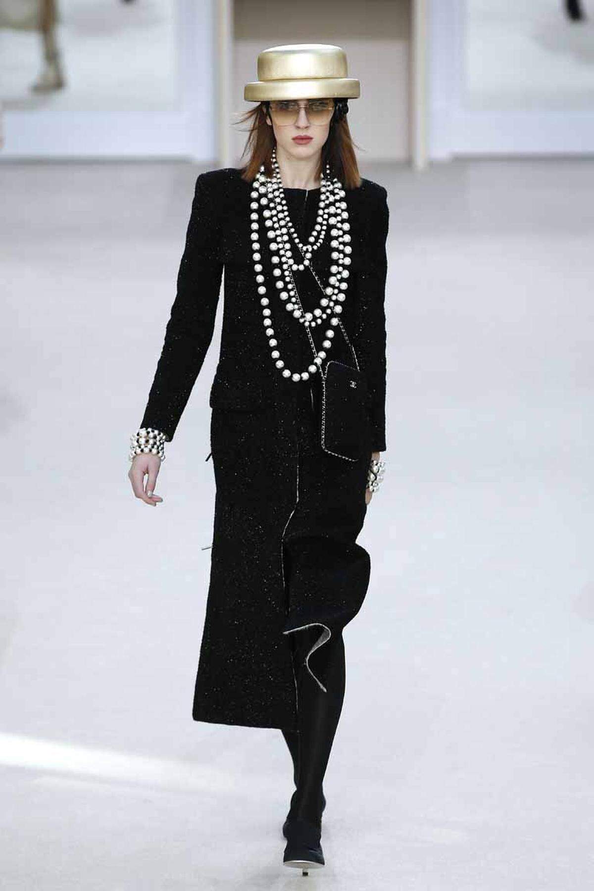 Klassisch und doch modern: Karl Lagerfeld zeigte Tweed, Perlenketten und breite Hüte.