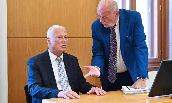 Auch im Gerichtssaal schaltete der frühere Torjäger auf Angriff, flankiert von Anwalt Manfred Ainedter (rechts).