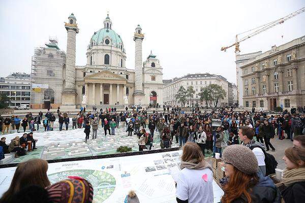 Zwei Wochen lang zeigten Studenten mit dem Projekt "Milliardenstadt Hypotopia" auf dem Wiener Karlsplatz, was man mit 19 Milliarden Euro machen kann, wenn man damit keine Banken retten muss.