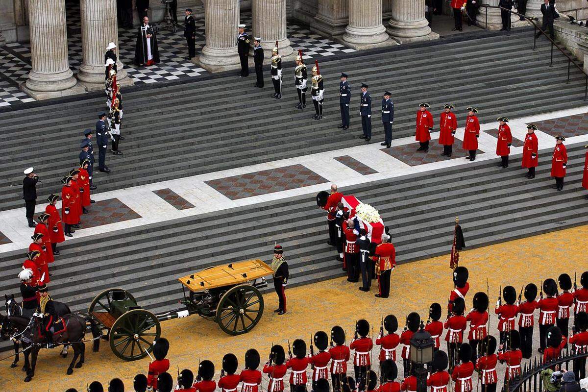Nach dem Eintreffen vor der St. Paul's Cathedral wurde der Sarg von acht Soldaten in die Kirche getragen. Alle acht hatten im Jahre 1982 im Falkland-Krieg gekämpft.