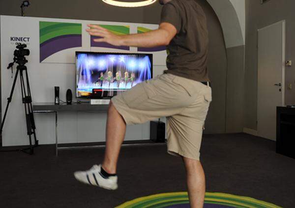 Wer besonders gut war, darf nach den Minispielen eine Gruppe Avatare mit einer eigenen Choreografie in Schwung versetzen. Kinect nimmt dabei auch die Stimme und somit allfällige Jubelgesänge auf. Das Mikrofon könnte auch geeignet sein, um für das Partyspiel "Lips" genutzt zu werden. Ob das der Fall sein wird, verrät Microsoft aber noch nicht.