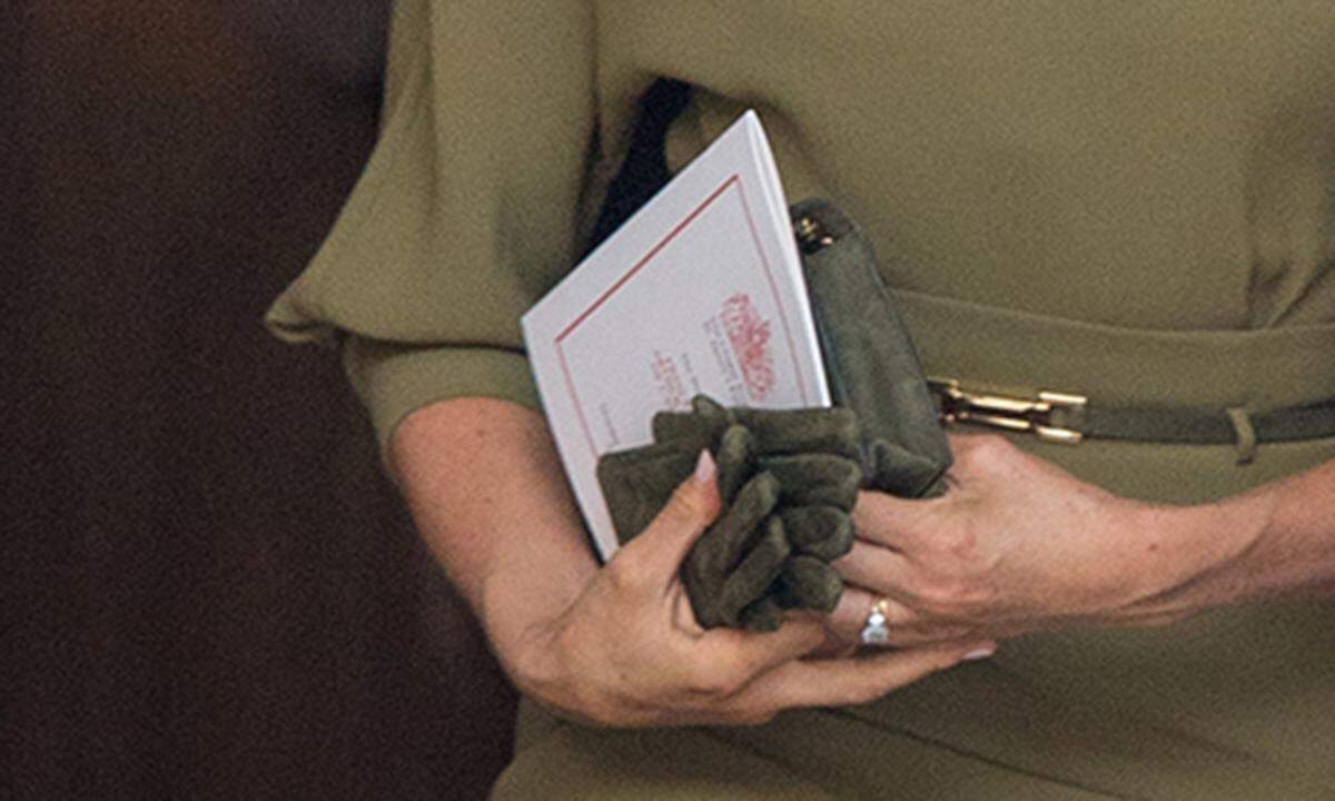 Auch die Tasche und die Handschuhe fügen sich in das Farbkonzept perfekt ein. Es ist übrigens ihr erster Handschuh-Moment seit ihrer Hochzeit. Der Queen, die an der Zeremonie nicht teilnehmen konnte, wird Meghans Accessoire wohl gefallen. Elizabeth II. trägt zu öffentlichen Handshake-Events mit ihren royalen Fans stets selbst Handschuhe - aus hygienischen Gründen.