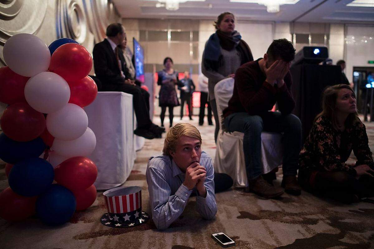 Im US-Konsulat in Shanghai war die Stimmung schlussendlich ebenso gedrückt - auch wenn bereits so manche Frisur dem wohl künftigen US-Präsidenten huldigt.