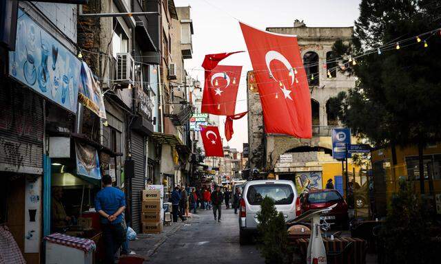ISTANBUL Turkey 02 November 2015 Stadtviertel unterhalb des Galata Turm �ber dem Goldene Horn