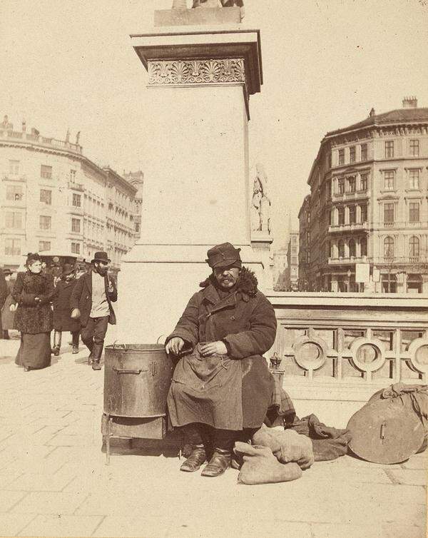 Es ist übrigens dem Medium Fotografie zu verdanken, dass auch authentische Bilder der "Wiener Typen" überdauert haben. Zunächst wurden diese im Atelier aufgenommen, später wurden die Figuren auch auf der Straße abgelichtet - wenn auch gelegentlich noch kostümiert, offenbar um den Erwartungen des Publikums zu entsprechen. Maronibrater, 1881, Foto von Emanuel Wähner (c) Wien Museum