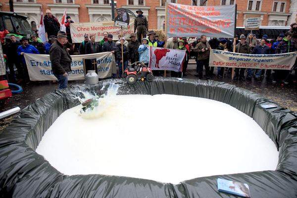 Vor dem Haus der Europäischen Union in Wien wurde ein 'Milchsee' angelegt. Eingeführt wurde die Produktionsbeschränkung 1984, weil es damals zu viel Milch in der EU gab und die Produktionskosten über dem Weltmarktniveau lagen.