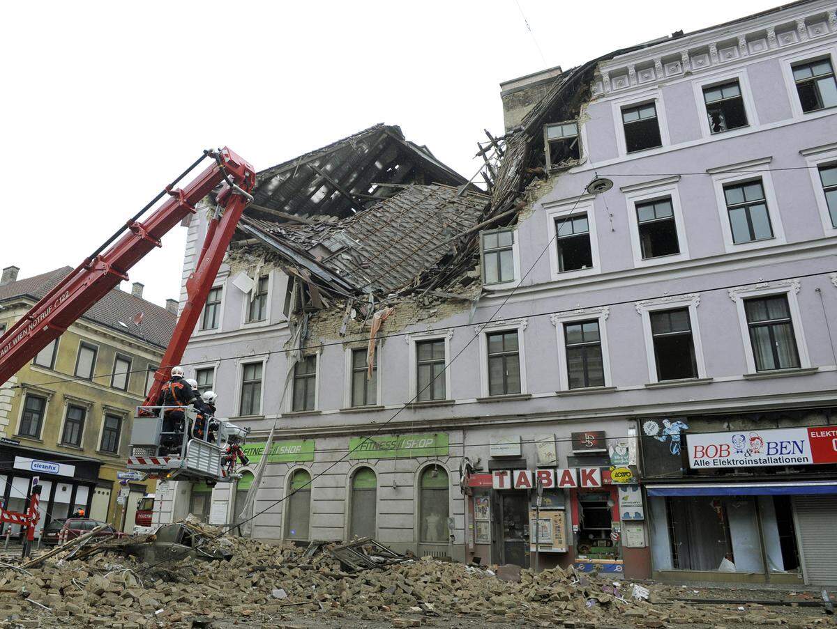 Unten sind mehrere kleine Geschäftslokale eingerichtet.