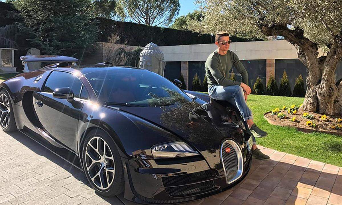 Cristiano Ronaldo und sein Bugatti: Nach dem Europameister-Titel hat sich der Real Madrid-Star einen von nur 150 gebauten Bugatti Veyron Grand Sport Vitesse als Gebrauchtwagen gegönnt. Der Supersportler kostet knapp zwei Millionen Euro.
