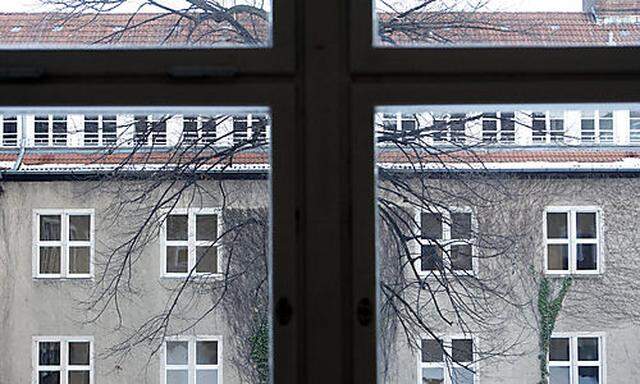 ARCHIV - Blick durch ein Fenster in den Innenhof des Canisius-Kolleg