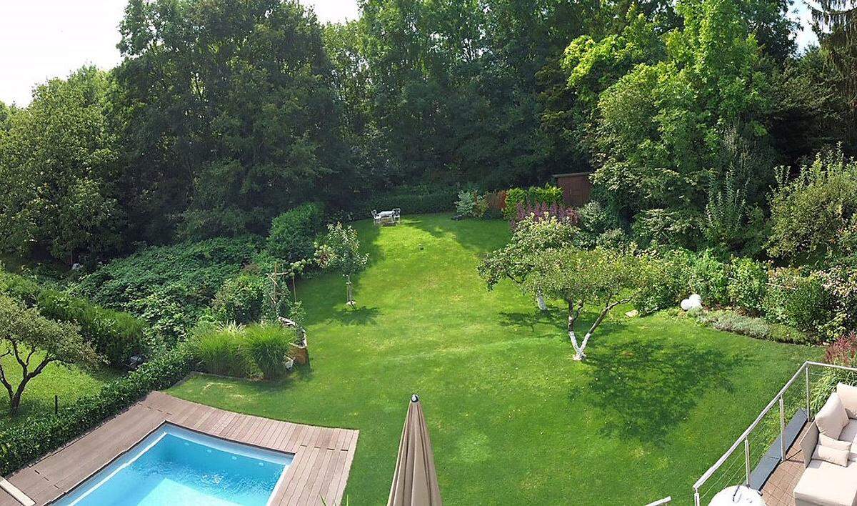 Das 2012 erbaute Haus hat einen knapp 700 Quadratmeter großen Garten, in dem sich neben jeder Menge Rasen zum Toben ein 25 Quadratmeter großer Pool sowie ein Gartenhäuschen befinden.