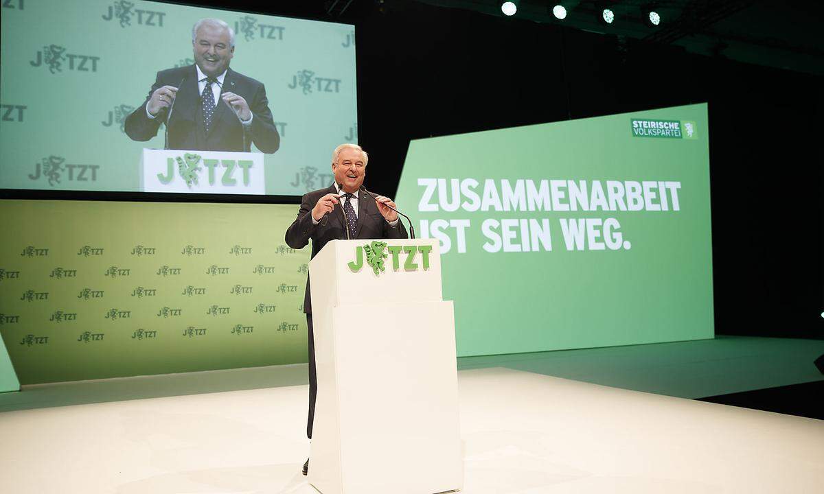 Er ist einer der erfahrensten steirischen Politiker: ÖVP-Chef und Landeshauptmann Hermann Schützenhöfer. Er ergriff auch aufgrund des überregionalen ÖVP-Hochs die Gelegenheit, die steirische Landtagswahl vorzuziehen. Der bei der Wahl 2015 Zweitplatzierte will nun auch offiziell Erster mit seiner Partei werden. Schützenhöfer gelang 2015 - mit tatkräftiger Mithilfe seines Freundes und damaligen SPÖ-Landeshauptmanns Voves, der seiner Partei offenbar wenig zutraute -, was das Wahlergebnis nicht hergegeben hatte: Er wurde Landeschef; nach zehn Jahren war die Steiermark wieder schwarz regiert. Es war wohl eine späte Genugtuung für einen, der den Verlust des Landeshauptmannsessels 2005 miterleben musste und sich dann abstrampelte, um die steirische ÖVP wieder auf Kurs zu bringen. Schützenhöfer konnte nach der - für die ÖVP gelungenen - Gemeinderatswahl im März 2015 auf Aufschwung hoffen. Dennoch blieben er und seine Partei Zweite hinter der SPÖ - wieder knapp wie schon 2010: die SPÖ mit 29,29 Prozent, die ÖVP mit 28,45 Prozent. Schützenhöfer - in der Landesregierung bis dahin zuständig für Personal, Tourismus, Volkskultur und Gemeinden - wurde am 29. Februar 1952 in Edlitz im Bezirk Neunkirchen in Niederösterreich geboren. Nach einer kaufmännischen Lehre im oststeirischen Kirchbach kam er über die Junge ÖVP in die Politik, 1971 wurde er deren Landessekretär und 1976 Landesobmann. Der weitere Weg von Schützenhöfer ist eng mit dem ÖAAB verbunden: 1978 bis 1981 war er Landessekretär, 1991 wurde er geschäftsführender Obmann und 1995 Landesobmann. Hier erfuhr er nach eigenen Angaben unter anderem auch seinen prägenden Kompass, die katholische Soziallehre.