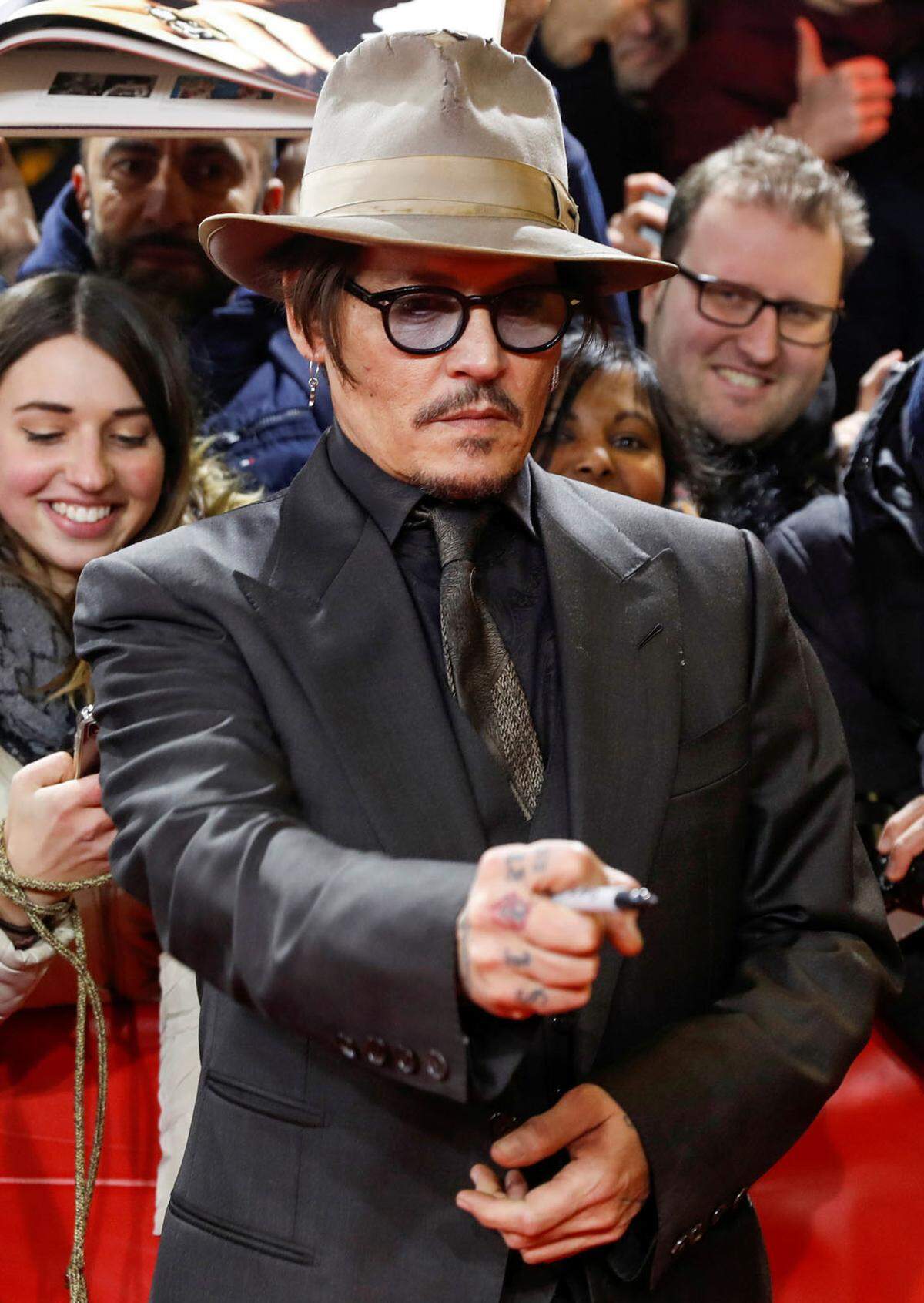 Hoher Besuch: Johnny Depp schritt mit einer für ihn so typischen Lässigkeit über den roten Teppich.