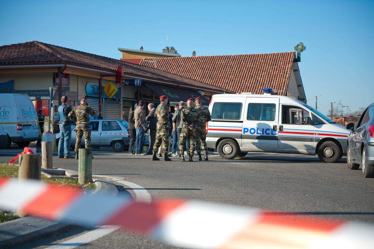 Es gibt "Ernsthafte Hinweise", dass die Tat im Zusammenhang mit Mordangriffen auf Soldaten in der Vorwoche steht, sagt die Staatsanwaltschaft. Dabei wurde etwa in Montauban ein Fallschirmjäger getötet (Bild: Der Tatort in Montauban).