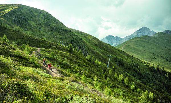 Wenn es mit dem Rad nicht mehr weitergeht, wird das Bike zum Hike. Zum Gipfel geht’s zu Fuß. Hier: in Kals in Osttirol. 