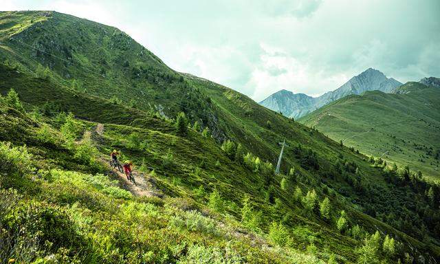 Wenn es mit dem Rad nicht mehr weitergeht, wird das Bike zum Hike. Zum Gipfel geht’s zu Fuß. Hier: in Kals in Osttirol. 