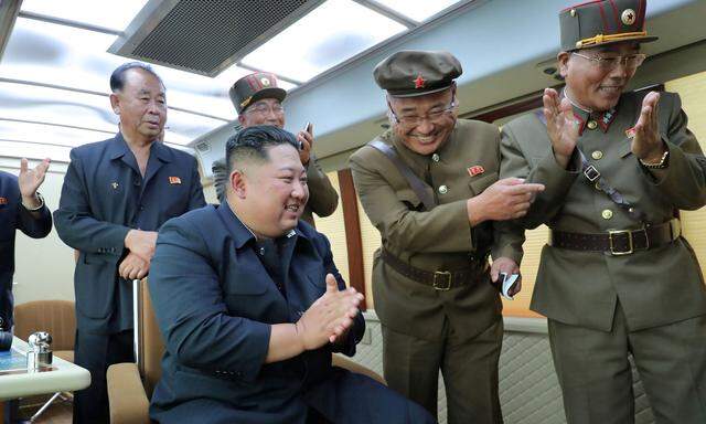Freude über den angeblich gelungenen Raketentest in Nordkorea. 