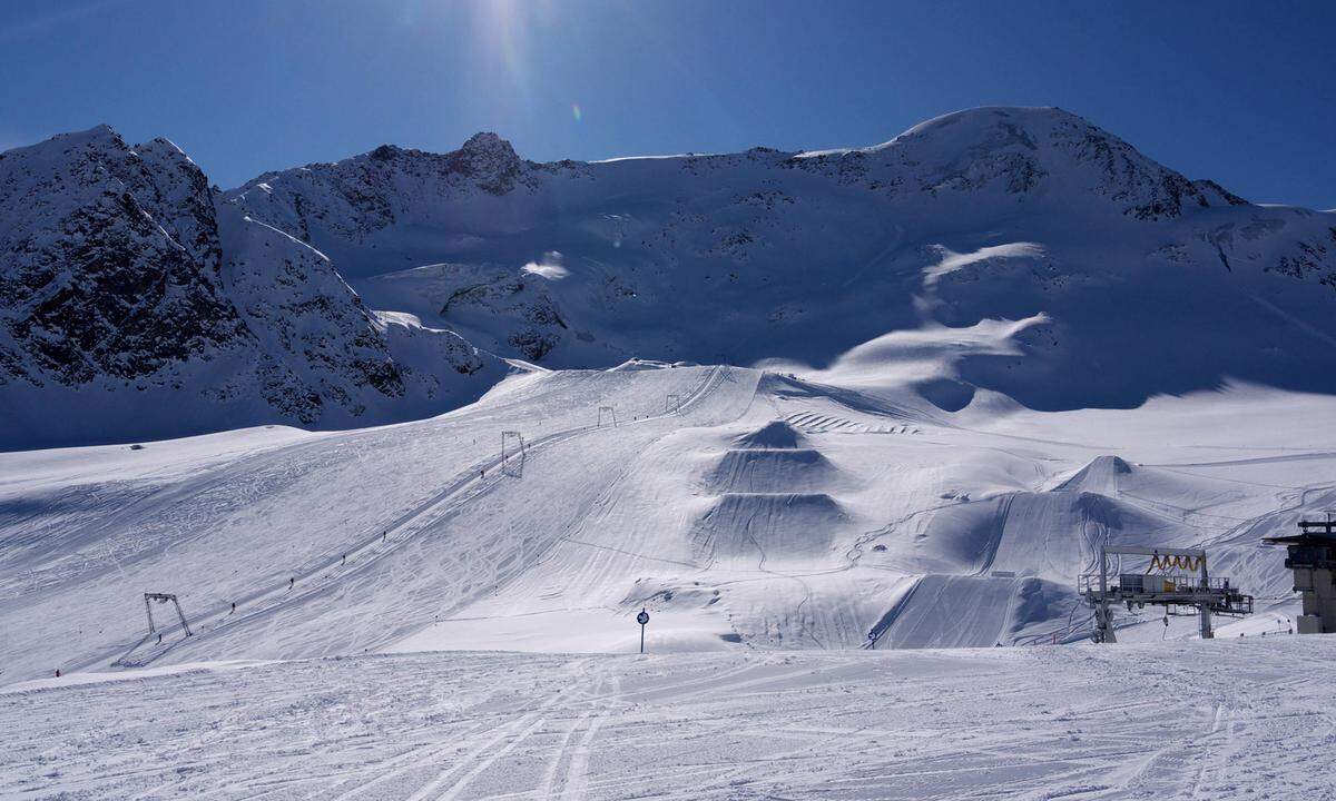 Die fünf minütige Snowboard-Actionszene im Film "xXx -TripleX" entstand im Tiroler Kaunertal. Hauptdarsteller Vin Diesel schaltet dabei eine Kommunikationszentrale mit Hilfe einer Lawine aus, im Hintergrund: Imposante Bilder der Winterlandschaft am Kaunertaler Gletscher. Actionheld Diesel, der davor noch nie auf einem Snowboard stand, drehte trotzdem viele Stunts selbst.