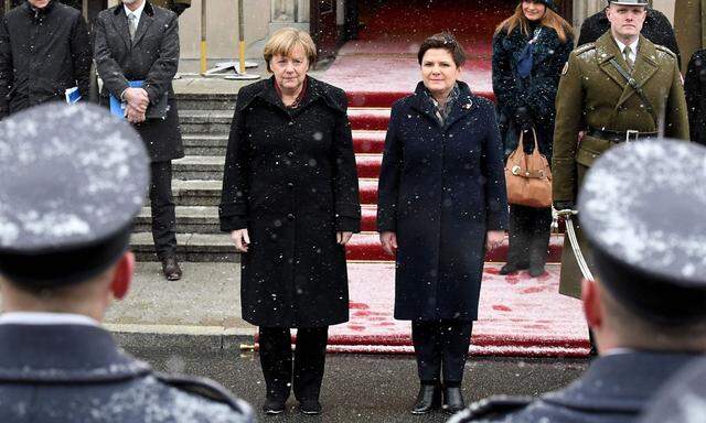 Rückten am Dienstag näher zusammen: Deutschlands Kanzlerin Merkel und Polens Ministerpräsidentin Beata Szydlo. 