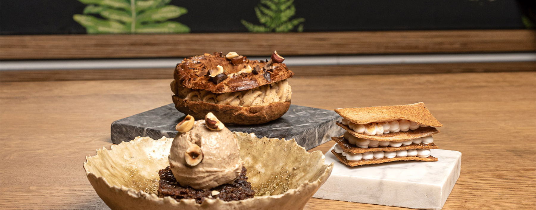 Anders als im Bild unten sind die Desserts hier noch unversehrt schön.