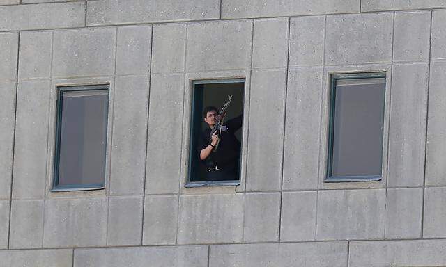 Ein iranischer Polizist im Parlament in Teheran.