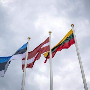 Archivbild der Flaggen Estlands, Lettlands und Litauens.