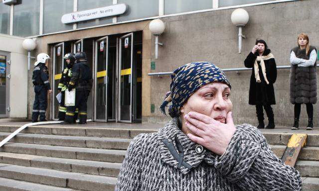 Angst und Entsetzen vor dem Eingang der Metrostation Sennaja Ploschdad in St. Petersburg, während die Einsatzkräfte bereits wieder Routine an den Tag legen.