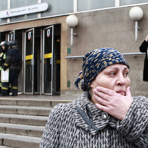 Angst und Entsetzen vor dem Eingang der Metrostation Sennaja Ploschdad in St. Petersburg, während die Einsatzkräfte bereits wieder Routine an den Tag legen.